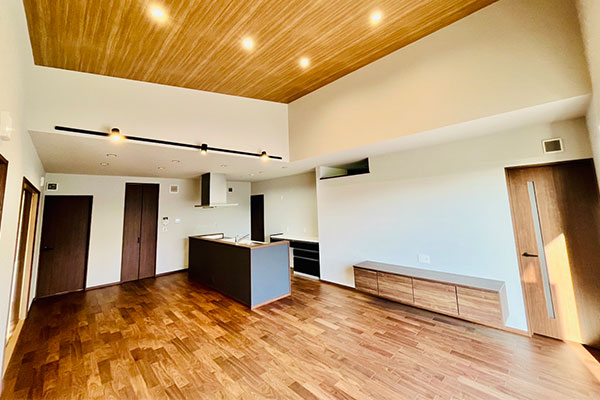 【笠懸久宮/平屋建売住宅】暑さと寒さと、地震に強い健康寿命延伸住宅！2台のエアコンで全館1年中快適に暮らせる家♪シックで大人、暮らしにゆとりを生む夫婦の平屋。主寝室と洋室はウォークスルークローゼットでつながるどちらの部屋からでも使えて便利♪K様邸完成現場見学会開催