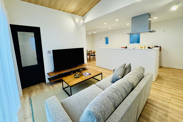 【桐生市浜松町/平屋建売住宅】コンパクトで機能性を重視した平屋住宅♪L字型の配置でプライベート空間をしっかり確保し、廊下も有効に活用した無駄のない間取り。リビングとダイニングをセパレートすることで、食事の時間はゆったりと、リビングでは穏やかなひと時を愉しめる空間。心地よさと暮らしやすさを両立したちょうどいい平屋♪建売住宅販売会開催