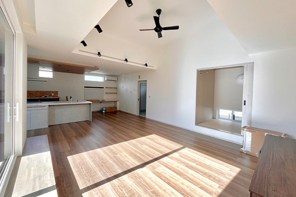 【みどり市笠懸町鹿】2026年第1弾！パブリックとプライベートを分けた、家族の暮らしに寄り添う平屋住宅♪全館空調式×高気密・高断熱で一年中快適、家計にもやさしい住まい。勾配天井が心地よい開放的なリビングに、多目的に使えるタタミコーナーを併設。リビング側・キッチン側の二方向から使える玄関や、将来二部屋に分けられる子供部屋など、ライフステージの変化にも柔軟に対応したM様邸現場見学会開催