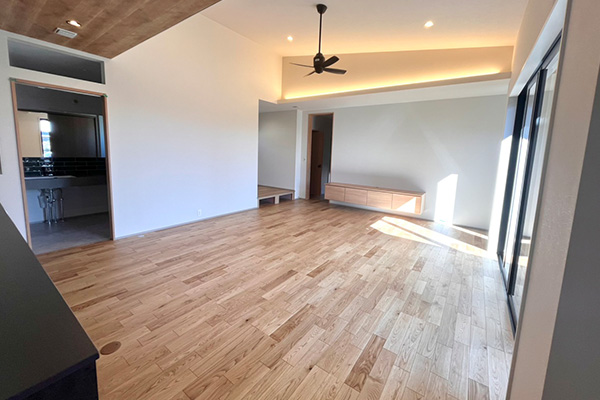 【みどり市笠懸町阿左美】第2弾！冬の寒さや、夏の暑さを和らげるため、各居室の窓はコンパクトに設計。設備充実のキッチンからランドリー・洗面脱衣室へとつながる家事ラク動線も魅力。ホテルライクな間接照明のあるリビングと、どの部屋からもアクセスできる広々27帖LDK。ほっと落ち着けるヌックや、開放的なオープンクローゼットを採用した快適な平屋の住まいT様邸現場見学会開催。